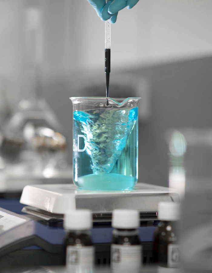 Becher con liquido azzurro in agitazione su una piastra magnetica
