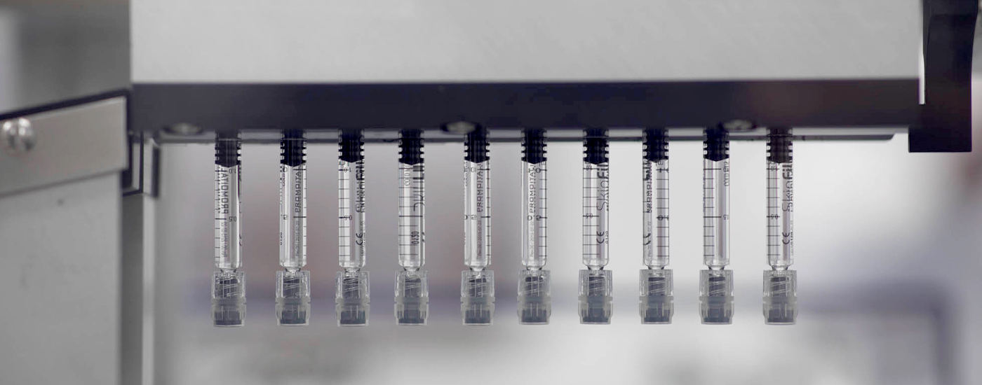Siringhe pre-riempite allineate su una linea automatizzata durante il processo di produzione sterile.