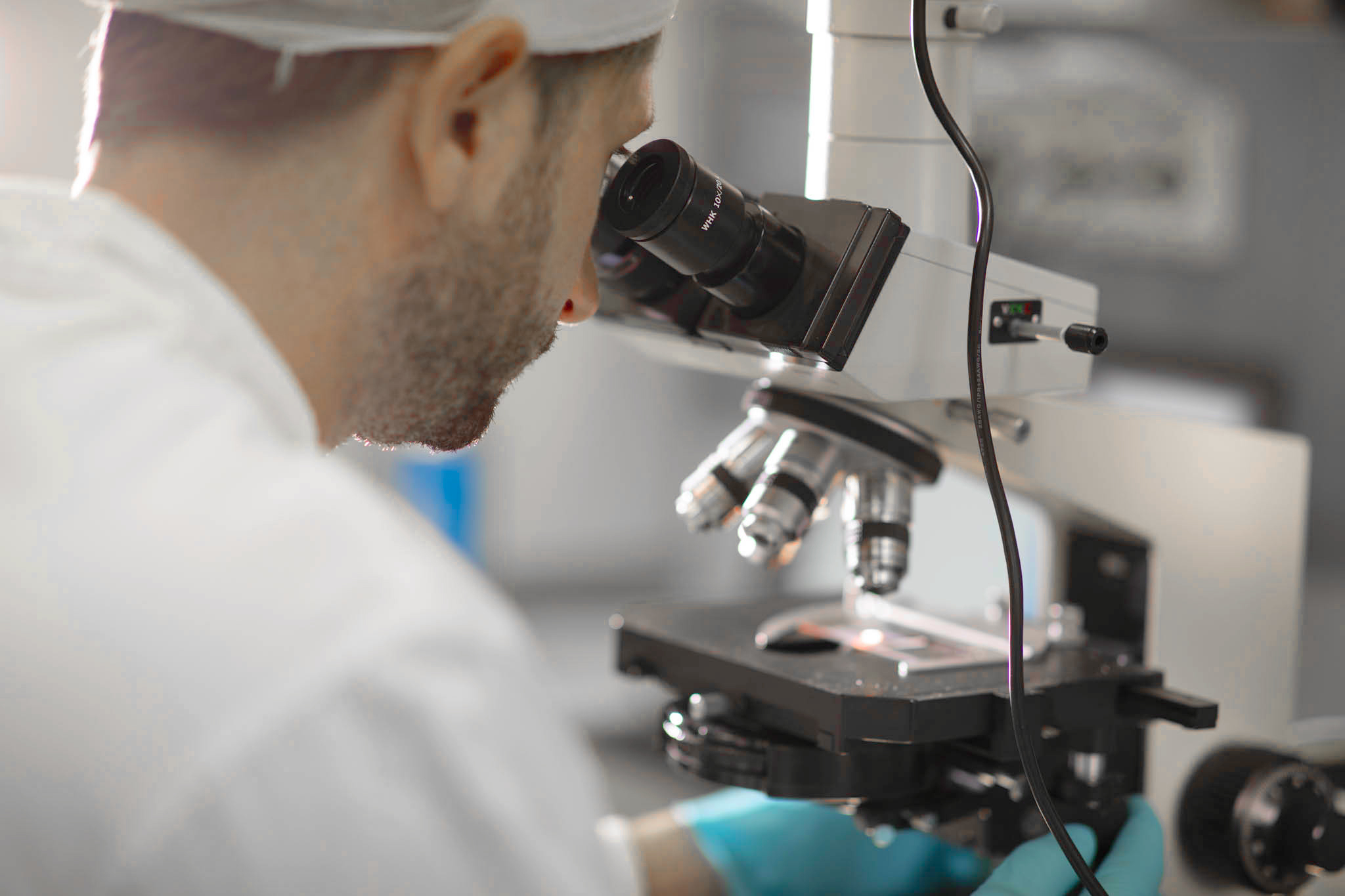 Tecnico di laboratorio osserva al microscopio