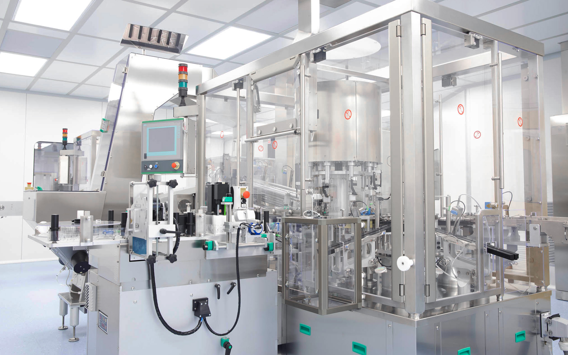 Linea automatizzata di produzione farmaceutica in funzione all’interno di una camera sterile